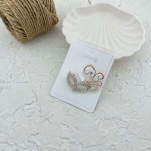 گل سینه زنانه مدل بال ماسکه کد G4076